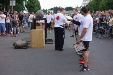 İnsanlar spor kompleksi beşinci yıldönümünü kutlamak