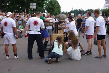 İnsanlar spor kompleksi beşinci yıldönümünü kutlamak
