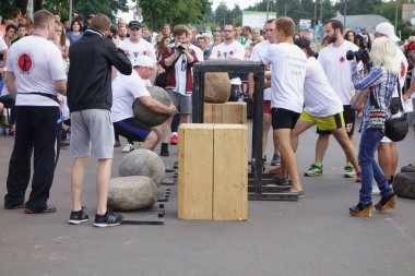 İnsanlar spor kompleksi beşinci yıldönümünü kutlamak