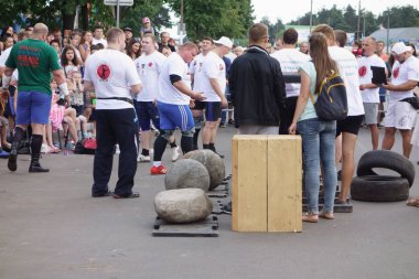 İnsanlar spor kompleksi beşinci yıldönümünü kutlamak
