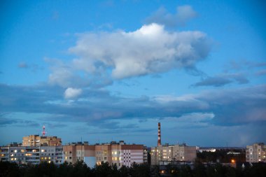 akşam şehrin üzerinde gökyüzü