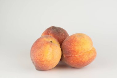 üç büyük olgun şeftali