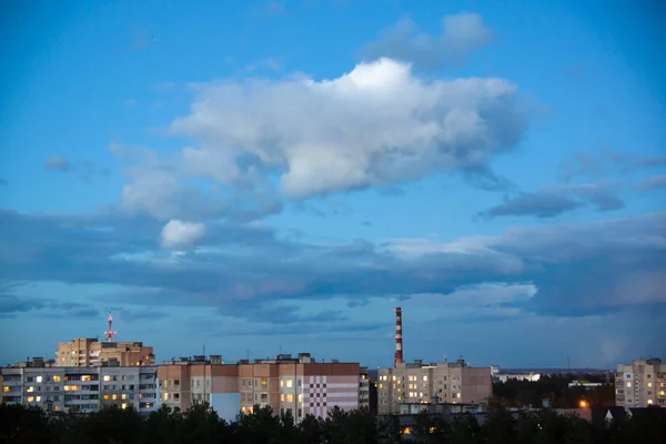 Cielo sobre la ciudad de la tarde — Foto de Stock