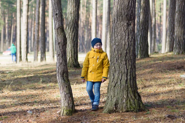 Chłopiec w lesie — Zdjęcie stockowe
