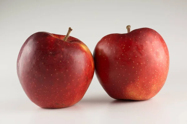 Beyaz arkaplanda kırmızı elmalar — Stok fotoğraf