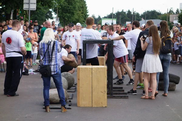 Menschen feiern das fünfte Jubiläum der Sportanlage — Stockfoto