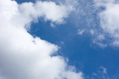 Bulutlu mavi gökyüzü