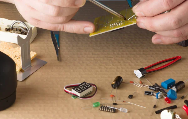 Master in repair shop — Stock Photo, Image