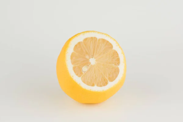 Большой спелый лимон — стоковое фото
