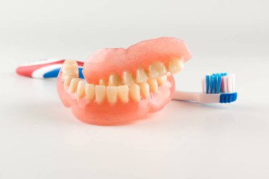 Akrilik çıkarılabilir protez