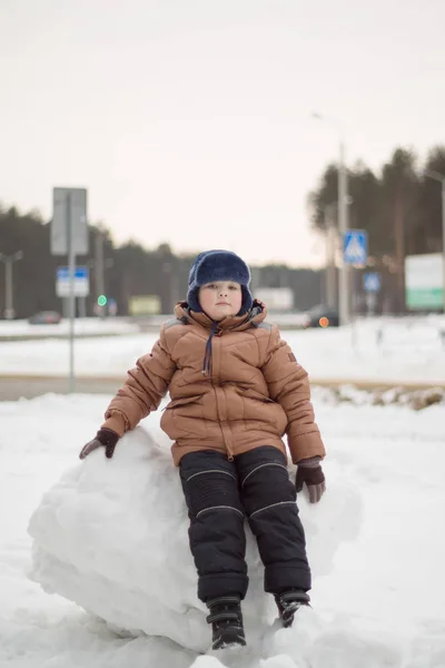 Bir kış sokakta yürüyen çocuk — Stok fotoğraf