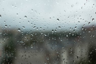 Camdaki yağmur damlaları