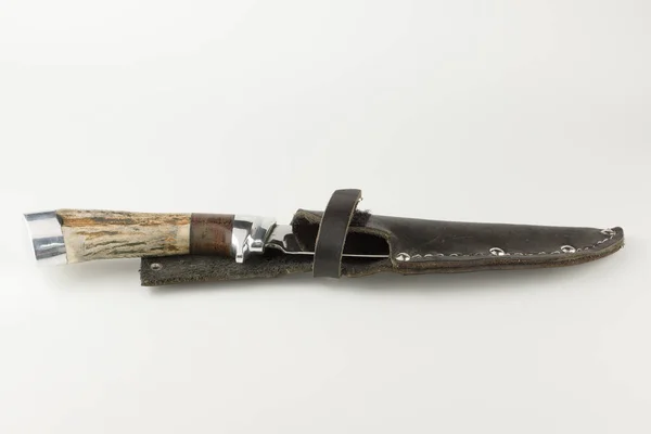 Cuchillo de caza sobre fondo blanco —  Fotos de Stock