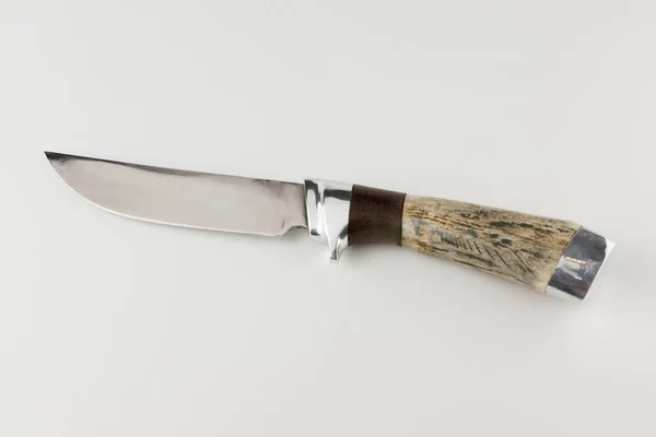 Couteau de chasse sur fond blanc — Photo