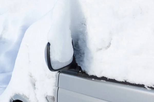 Auto mit Schnee bedeckt — Stockfoto