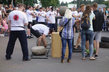 İnsanlar spor kompleksi beşinci yıldönümünü kutlamak