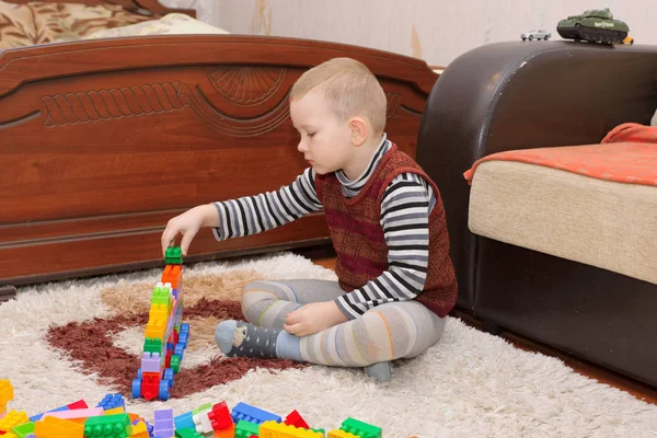 Boy playing on the floor — Stock Photo, Image