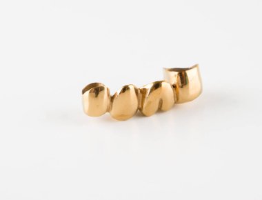 Çelikten yapılmış yapay diş 