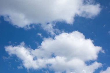 Bulutlu mavi gökyüzü