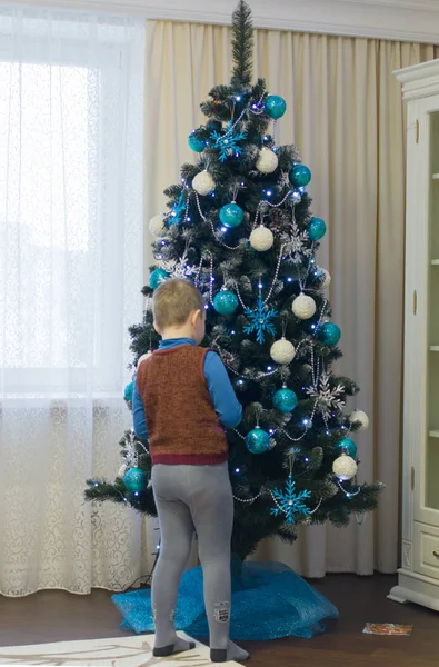 Menino decora árvore de Natal — Fotografia de Stock