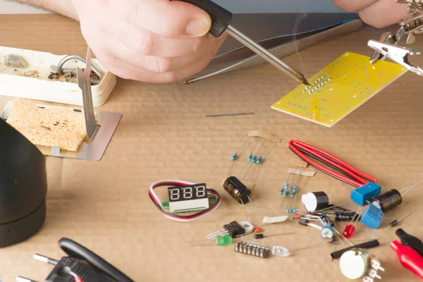 Master in repair shop — Stock Photo, Image