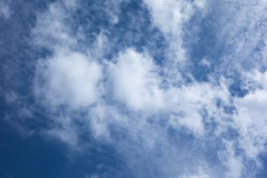 Bulutlu mavi gökyüzü