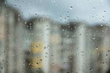 Camdaki yağmur damlaları