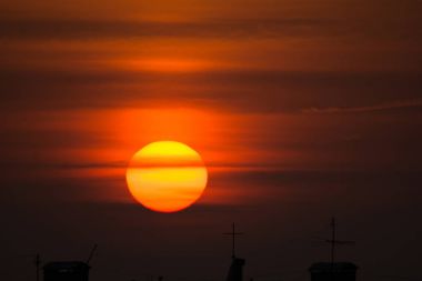 büyük sarı güneş doğar