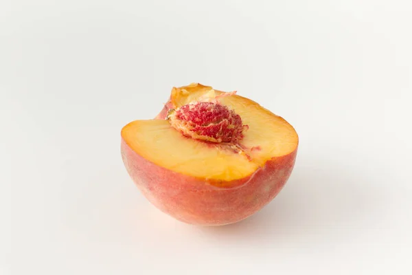 Fresh dissected peach — Stock Photo, Image