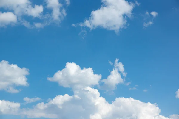 Blå himmel och vitt moln Stockfoto