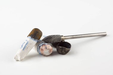 Damgalama tarafından elde edilen yapay diş kron