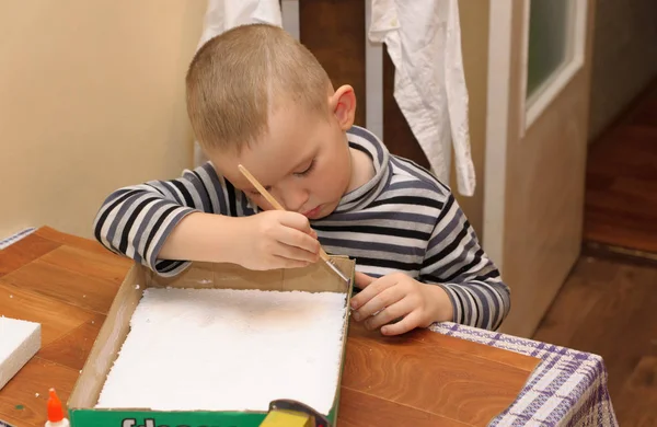 Boy makes crafts — Stock Photo, Image