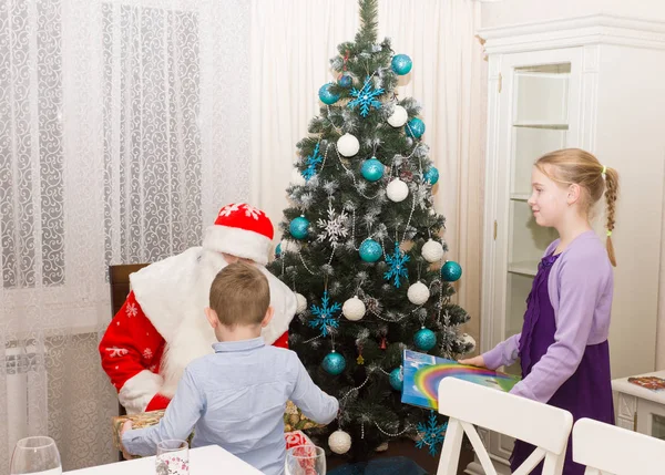 Niños conocen a Santa Claus —  Fotos de Stock