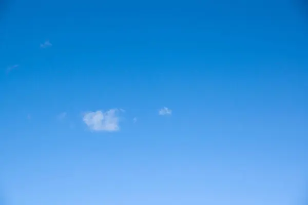 Блакитне небо з білими хмарами — стокове фото