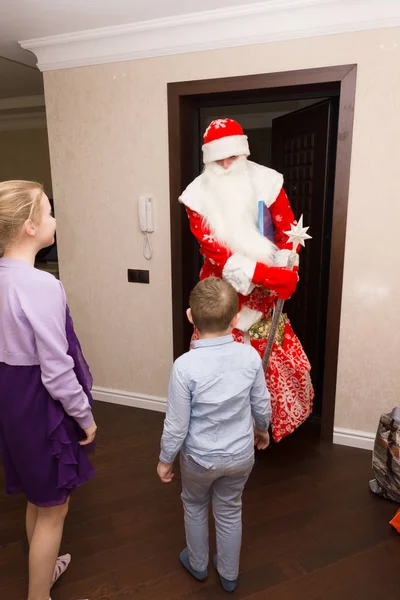 Crianças conhecer Papai Noel — Fotografia de Stock