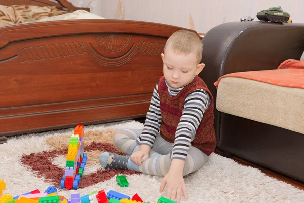 Jongen spelen op de verdieping — Stockfoto