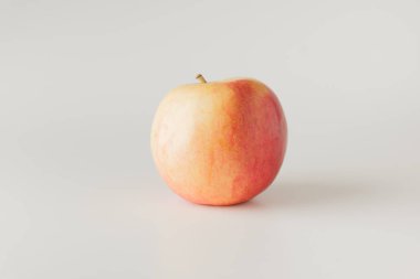 Taze Bahçe elma izole 