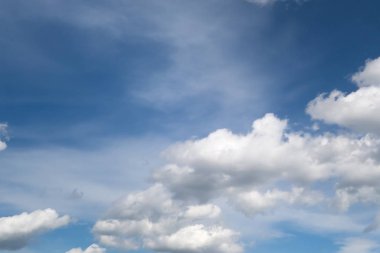 Mavi gökyüzü ve beyaz bulut