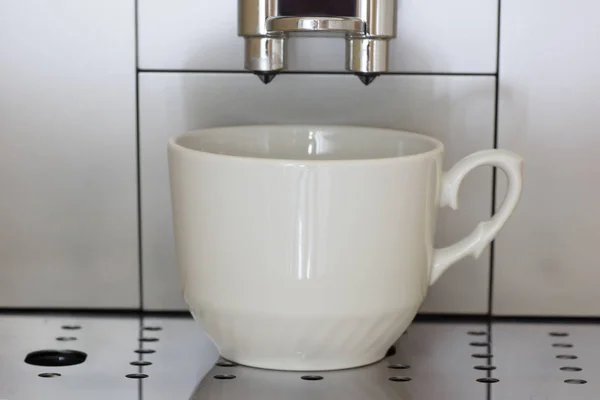 Kaffeemaschine brüht Kaffee — Stockfoto