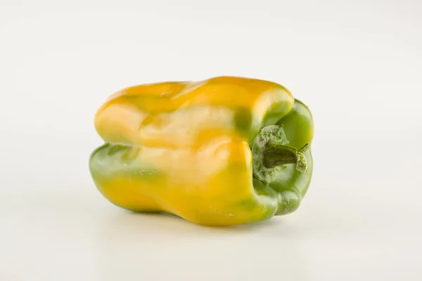 Gul paprika isolerade — Stockfoto