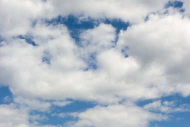 Mavi gökyüzü ve beyaz bulut