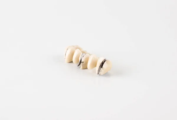 Повреждение зубов керамической массой — стоковое фото