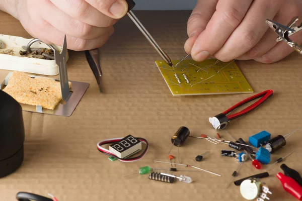 Master in repair shop — Stock Photo, Image