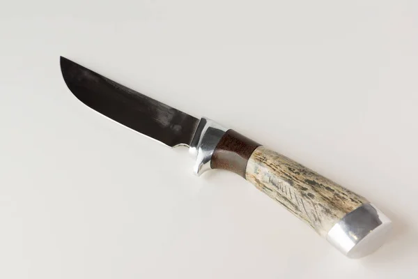 Cuchillo de caza sobre fondo blanco — Foto de Stock