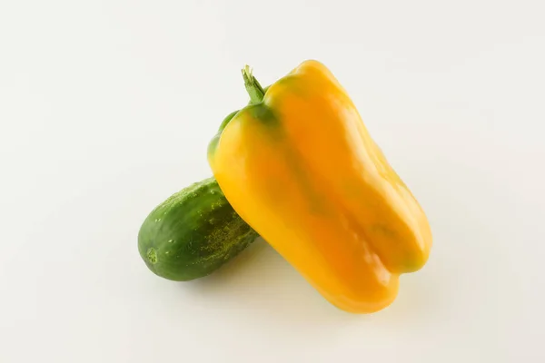 Πράσινο αγγούρι και κίτρινη πιπεριά — Φωτογραφία Αρχείου