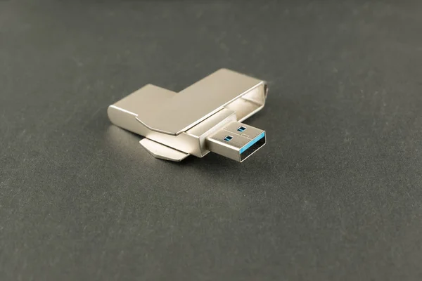 USB флэш-накопитель для хранения больших объемов информации изол — стоковое фото