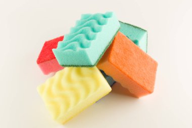 Sünger süngerler beyaz arka planda yıkanmak için izole edilmiş.