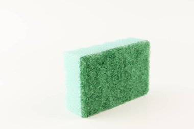 Sünger süngerler beyaz arka planda yıkanmak için izole edilmiş.