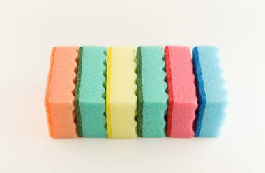 Sünger süngerler beyaz arka planda yıkanmak için izole edilmiş.