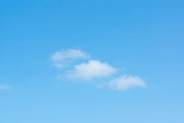 Cielo azul con nubes blancas claras — Foto de Stock